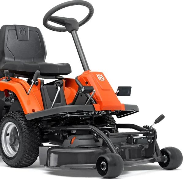Husqvarna R 112C mit Mähdeck Combi 85 – Winterpaket mit Schneeschild, Gummileiste und Schneeketten – Modell 2025