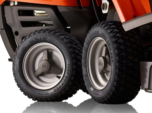 Husqvarna R 112C mit Mähdeck Combi 85 – Winterpaket mit Schneeschild, Gummileiste und Schneeketten – Modell 2025
