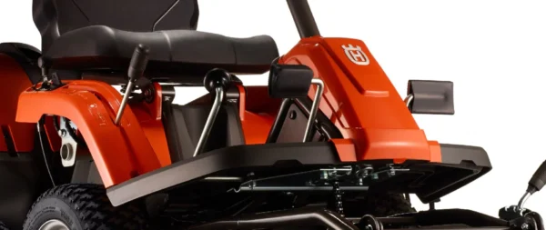 Husqvarna R 112C mit Mähdeck Combi 85 – Winterpaket mit Schneeschild, Gummileiste und Schneeketten – Modell 2025