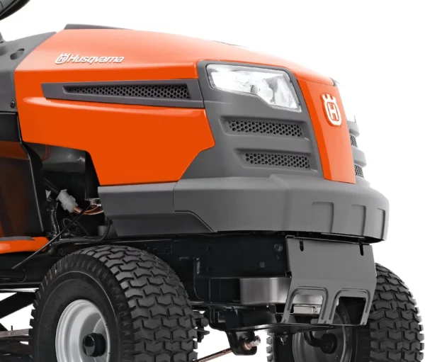 Husqvarna TC 138L Winterpaket mit Schneeschild, Gummileiste, Gewicht und Schneeketten – Modell 2025