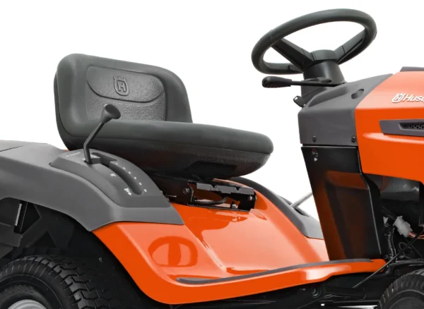 Husqvarna TC 138L Winterpaket mit Schneeschild, Gummileiste, Gewicht und Schneeketten – Modell 2025