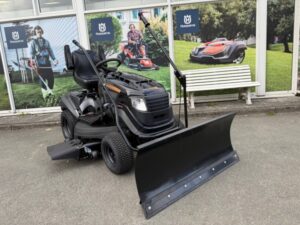 Black Edition Stiga Rasentraktor Pro 300/118 Twin HS mit Schneeschild 120