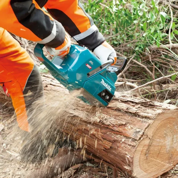 Makita UC012GT101 mit 5 Ah Akku und Schnelladegerät